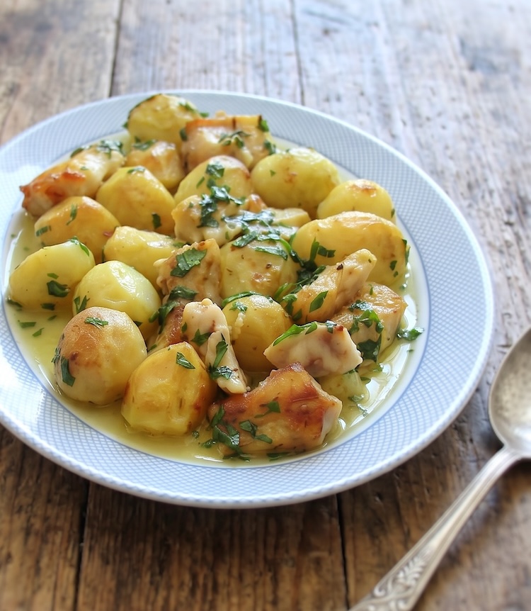 Tamboril no Forno com Batatas numa travessa