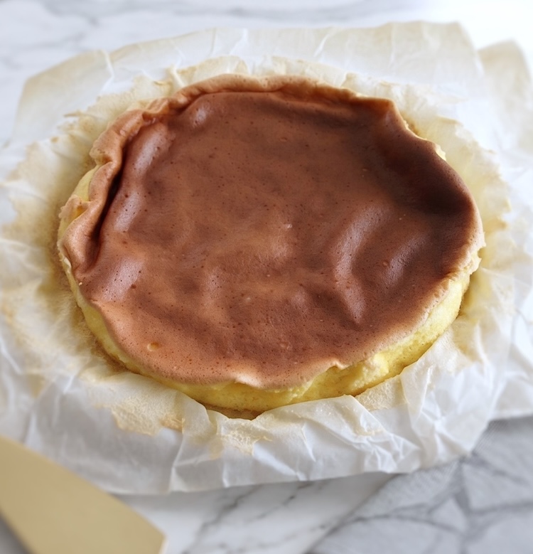 Pão de Ló de Alfeizerão num prato