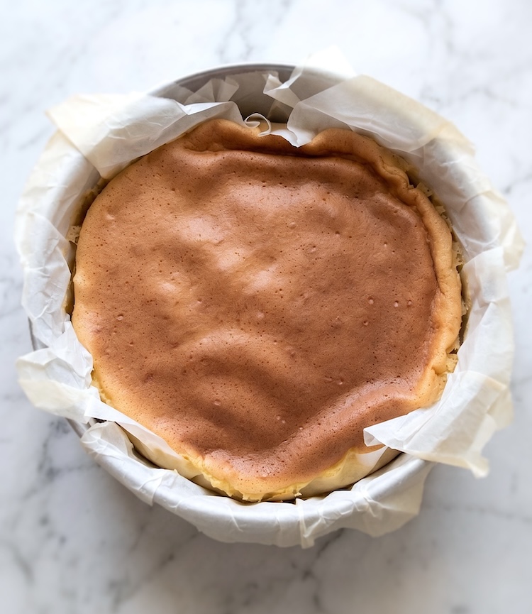Pão de Ló de Alfeizerão numa forma de bolos redonda