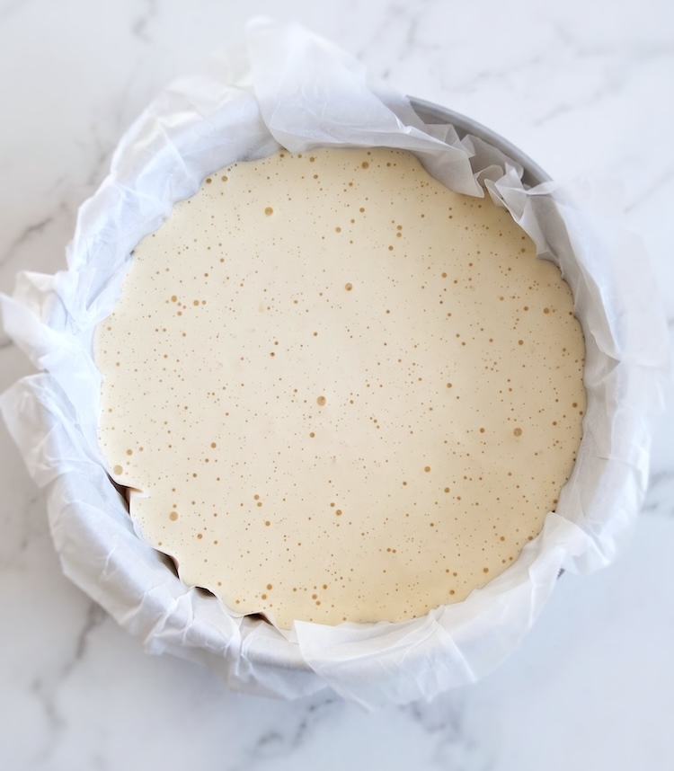 Massa de Pão de Ló de Alfeizerão numa forma de bolos redonda