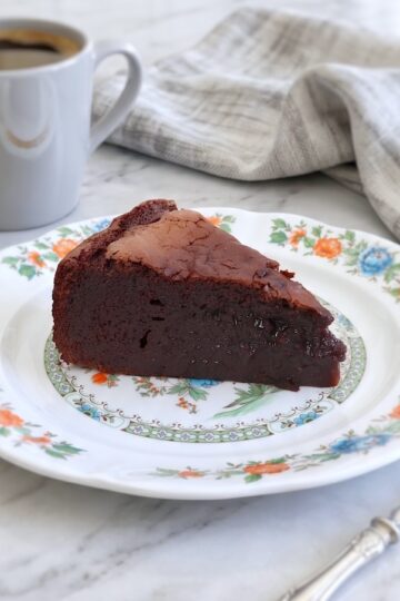 Fatia de bolo de Chocolate Cremoso num prato