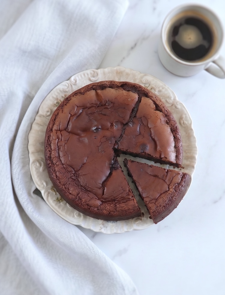Bolo de Chocolate Cremoso num prato