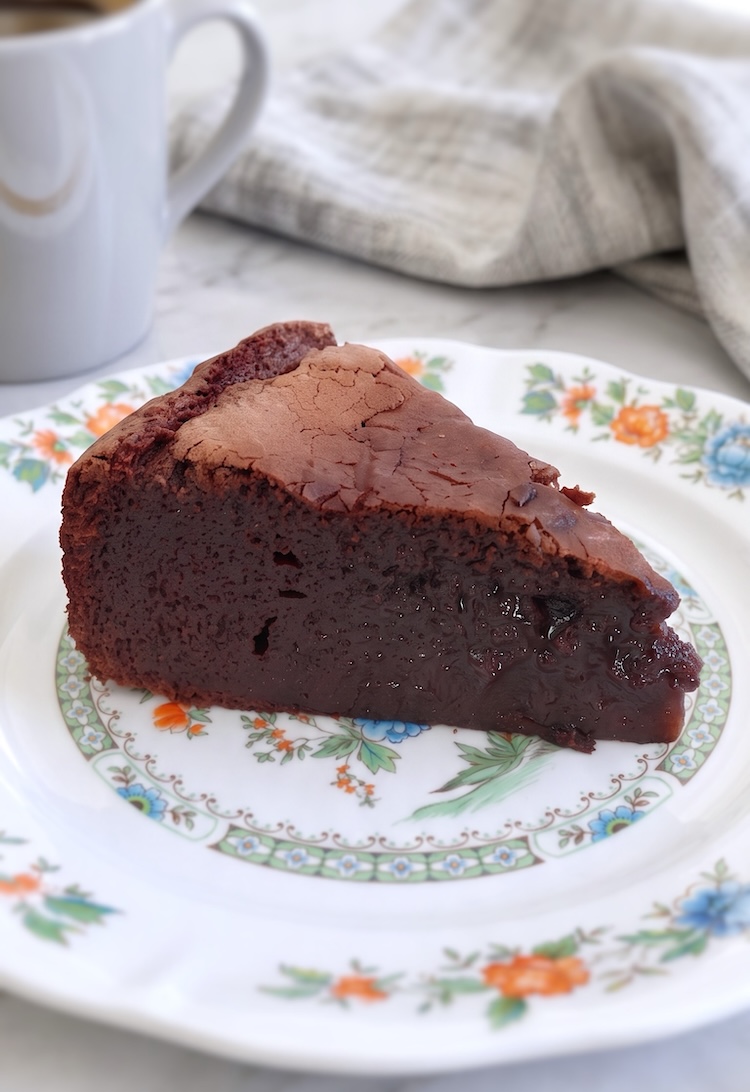 Fatia de bolo de Chocolate Cremoso num prato