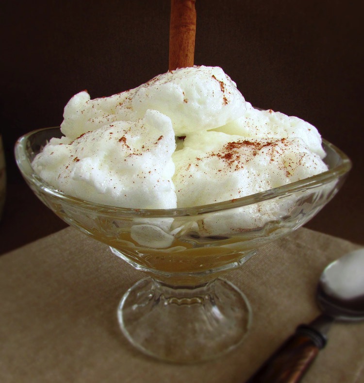 Farófias "Portuguese sweet" with apple puree on a glass bowl