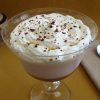 Mousse de chocolate e morango com chantilly numa taça