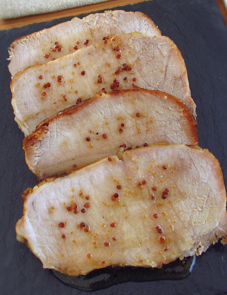 Slices of pork loin with honey and caramelized fruit