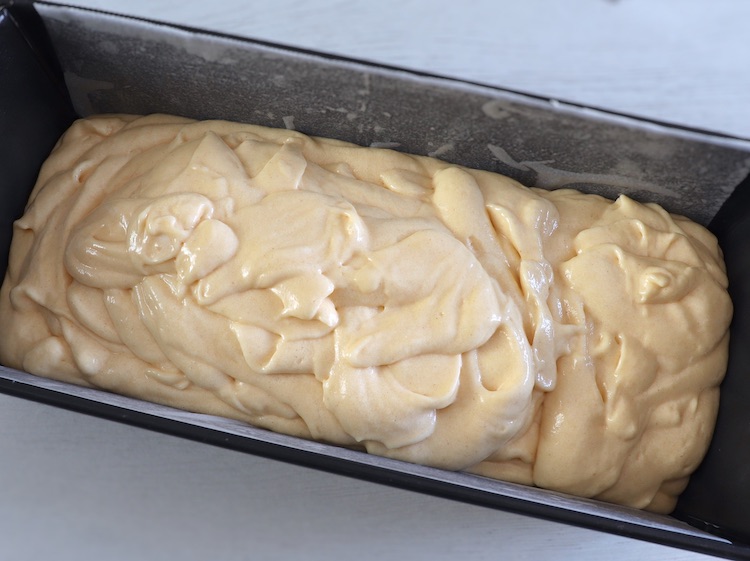 Massa de bolo de manteiga e leite numa forma de bolos retangular