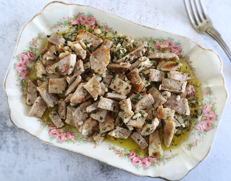 Grilled pork (Assadura à Monchique) on a platter