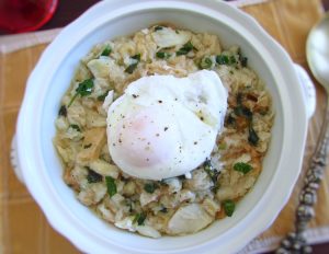 Migas de bacalhau com ovos escalfados numa terrina