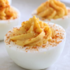 Ovos Recheados (Deviled Eggs) num prato