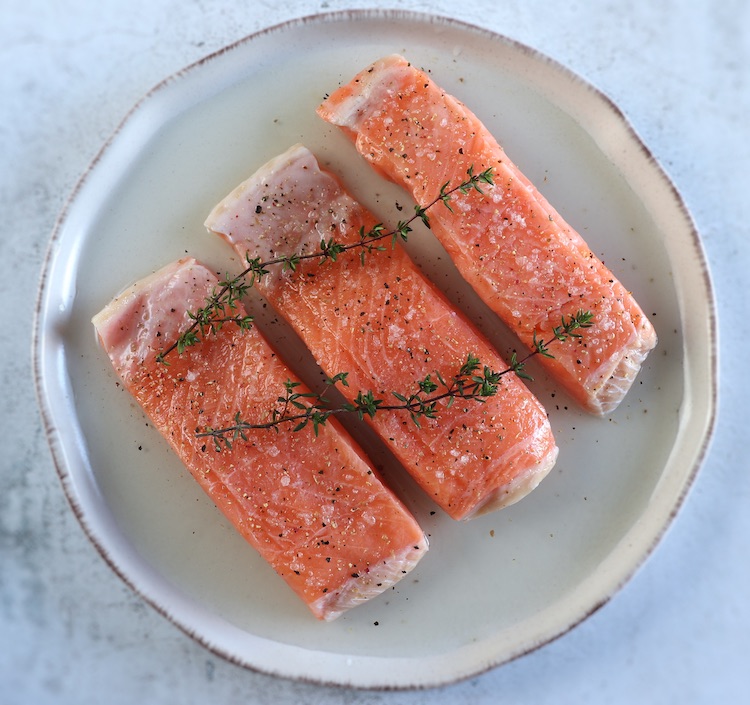 Salmon fillets with white wine, salt, pepper and thyme
