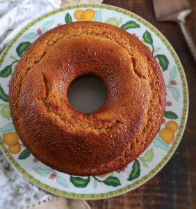 Bolo de mel e limão num prato