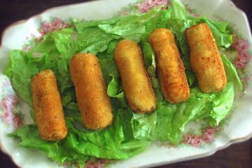 Croquetes de frango numa travessa