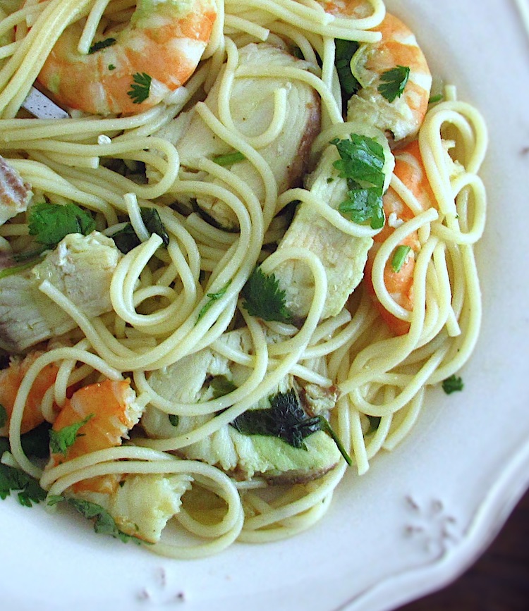 Esparguete com cação e camarão num prato