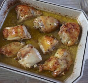 Frango no forno com alho e mostarda numa assadeira