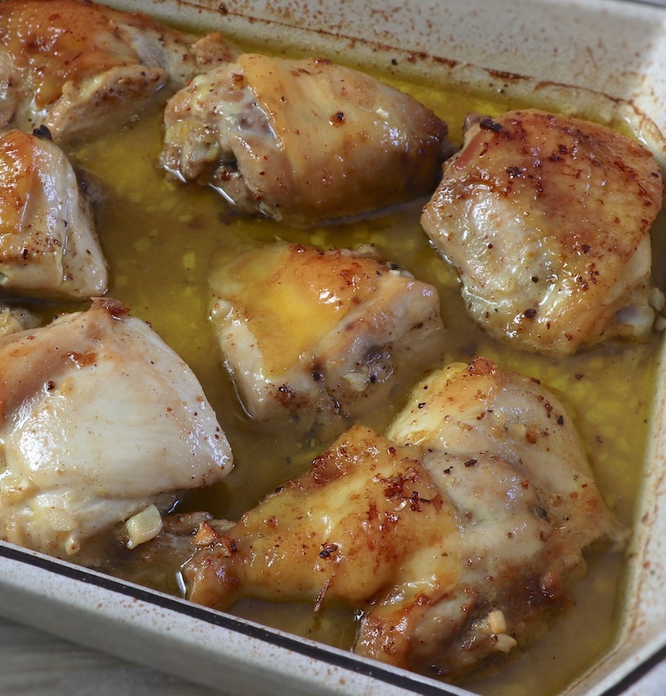 Frango no forno com alho e mostarda numa assadeira