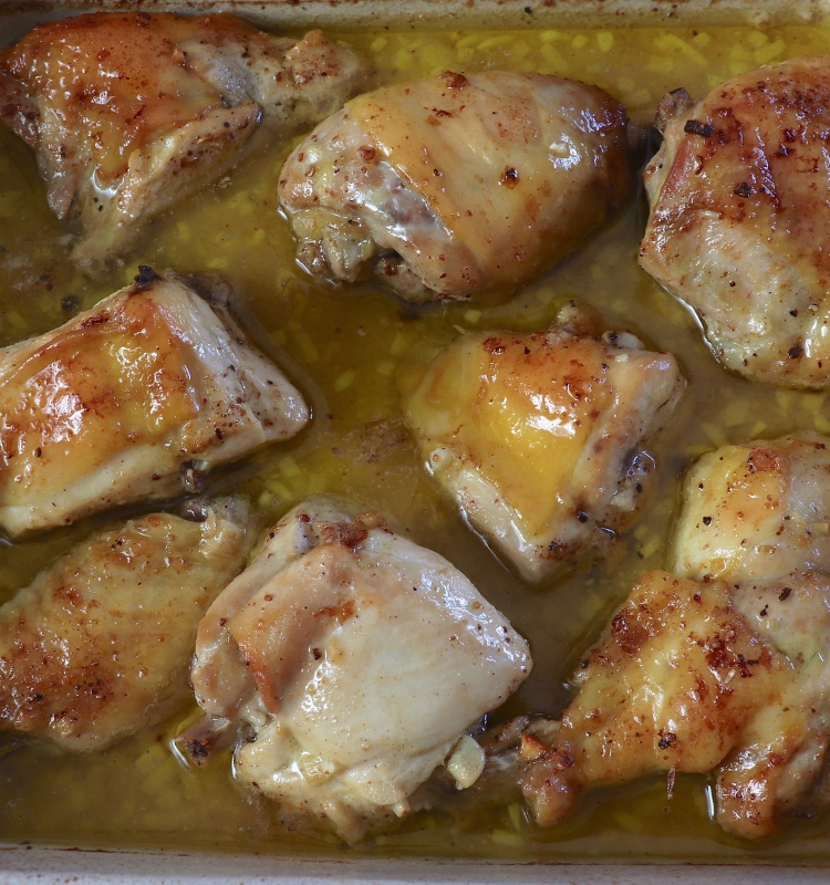 Frango no forno com alho e mostarda numa assadeira