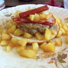 Hambúrguer com maçã e bacon num prato