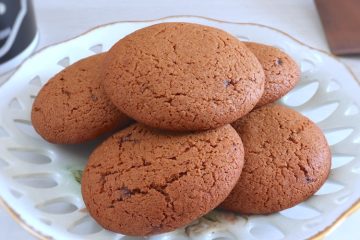 Simple cinnamon cookies on a plate