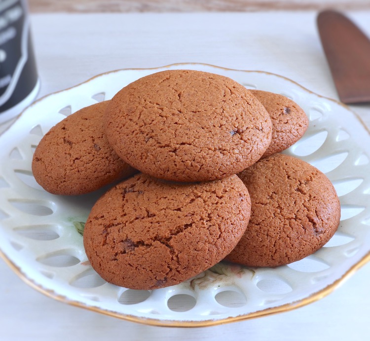 Simple cinnamon cookies on a plate