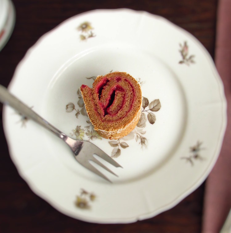 Cinnamon roll cake filled with strawberry cream | Food From Portugal