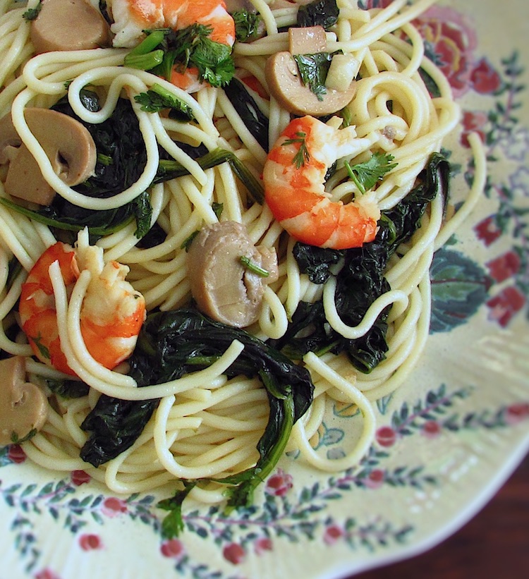 Spaghetti with spinach on a plate