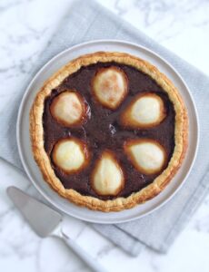 Tarte de açúcar e pera num prato