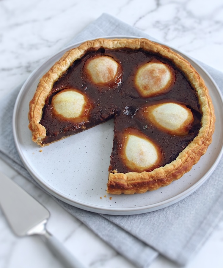 Tarte de açúcar e pera num prato