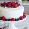 Bolo com Creme de Manteiga e Frutos Vermelhos num prato