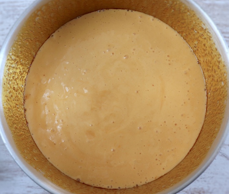 Maçã caramelizada e massa numa forma de bolos redonda
