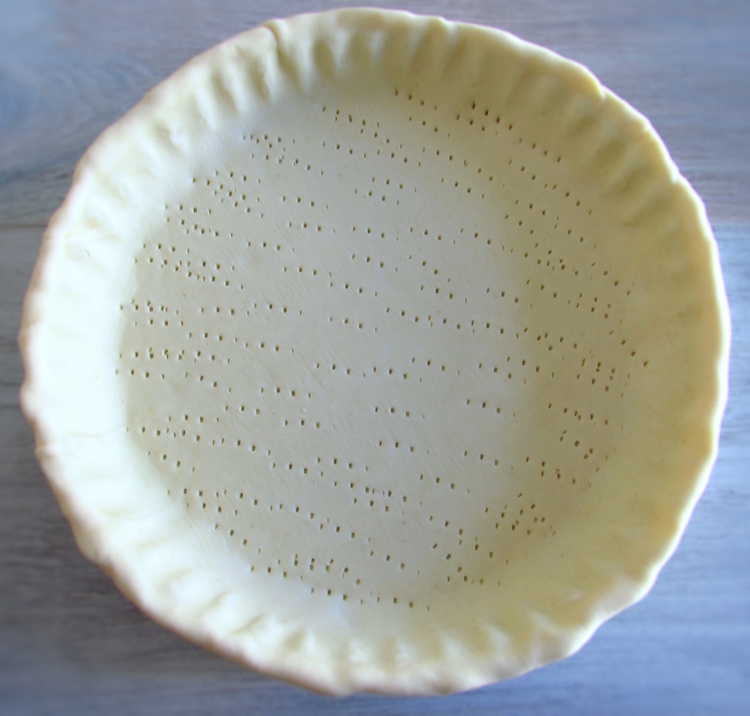 Pie pan lined with puff pastry