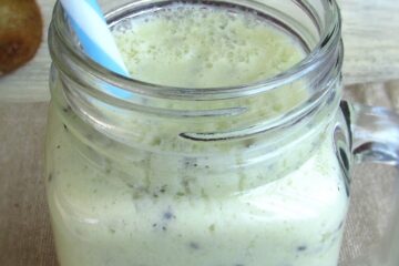 Batido de kiwi num copo de vidro