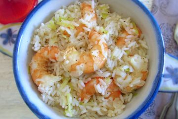 Rice with shrimp and leek on a small tureen