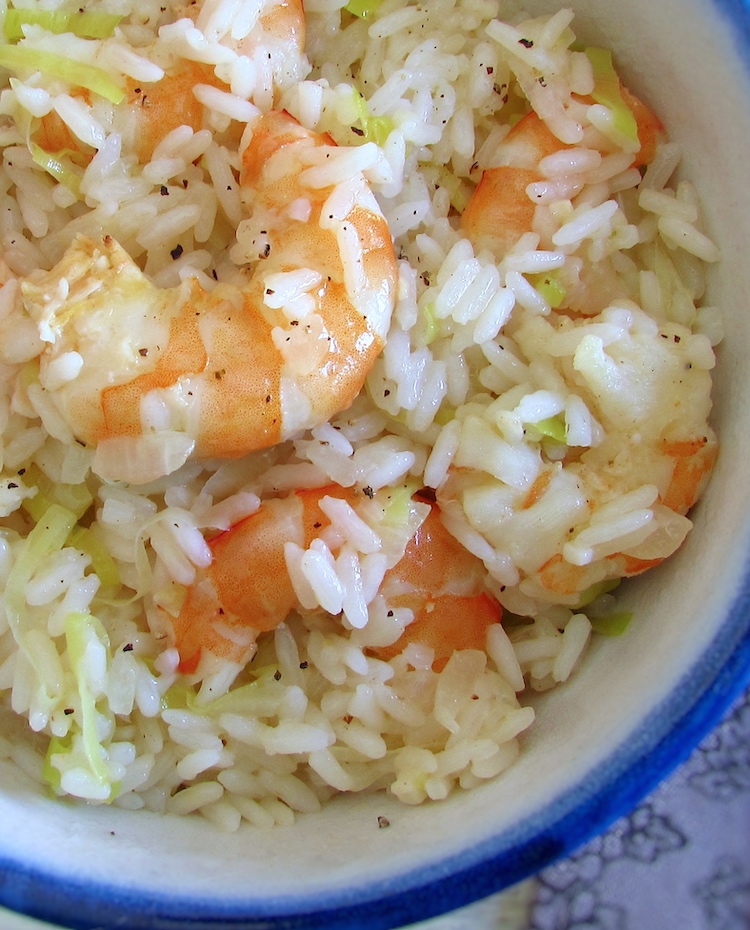Rice with shrimp and leek on a small tureen