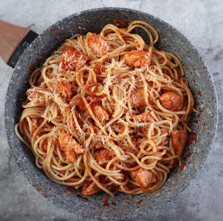 Easy salmon pasta on a frying pan