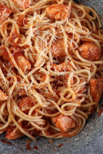 Salmão em molho de tomate com esparguete numa frigideira