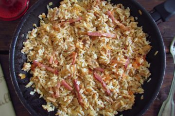 Arroz com atum e bacon numa frigideira