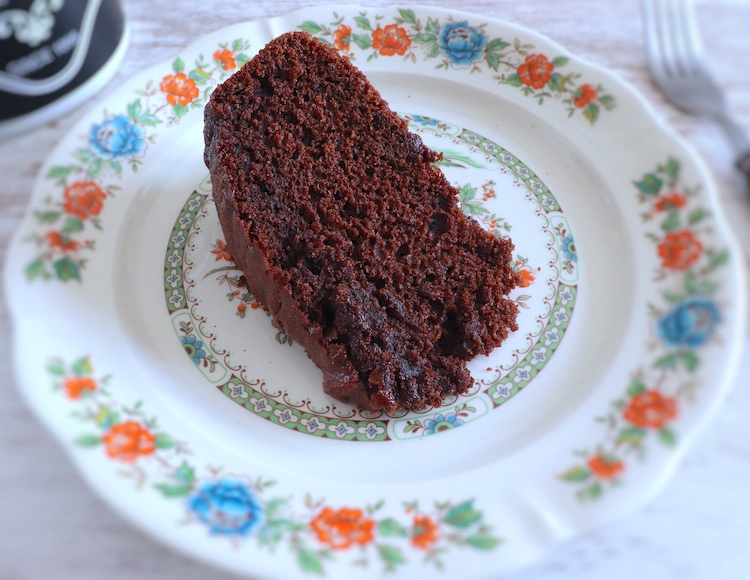 Fatia de bolo de chocolate e café num prato