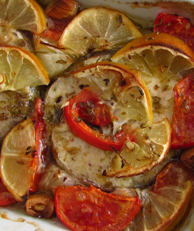 Pescada com tomate e limão no forno numa assadeira
