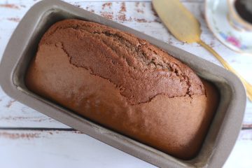 Brown sugar, olive oil and cinnamon cake on a loaf tin
