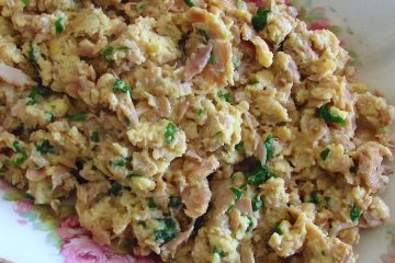 Tuna scrambled eggs in a small rectangular platter