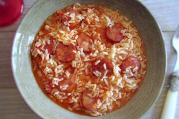 Arroz de chouriço num prato fundo