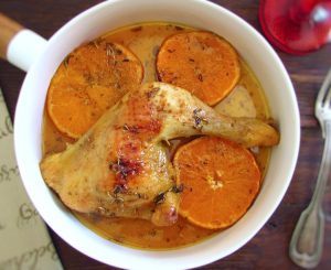 Coxas de frango no forno com laranja num prato fundo