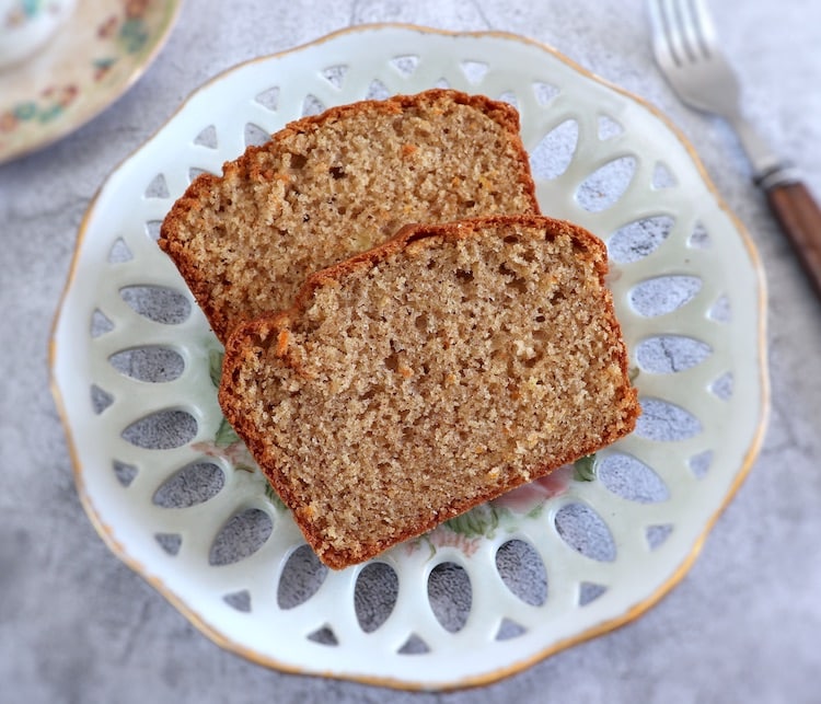 Fatias de bolo de laranja e canela num prato