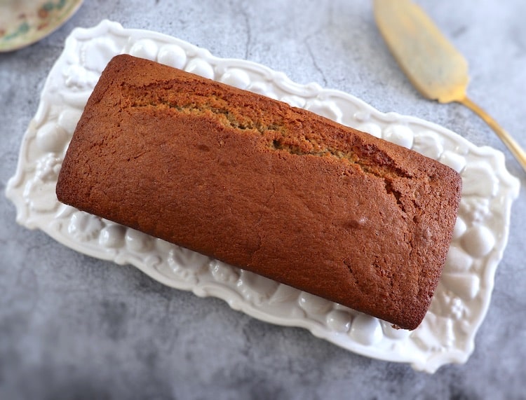 Bolo de laranja e canela numa travessa rectangular