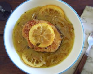 Pescada com limão num prato fundo
