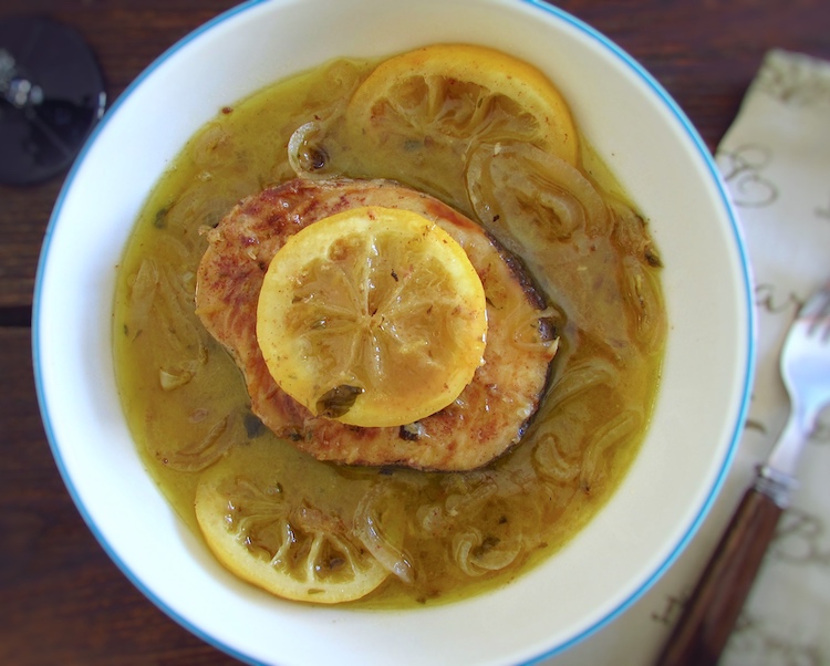 Pescada com limão num prato fundo
