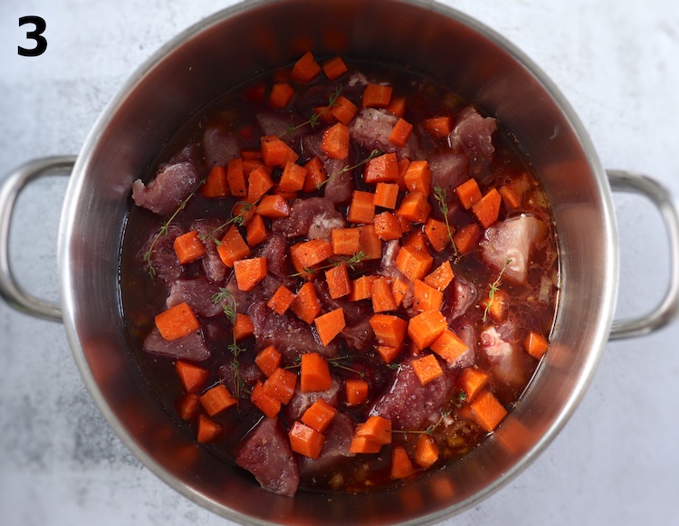 Carne de porco guisada com cenoura passo 3