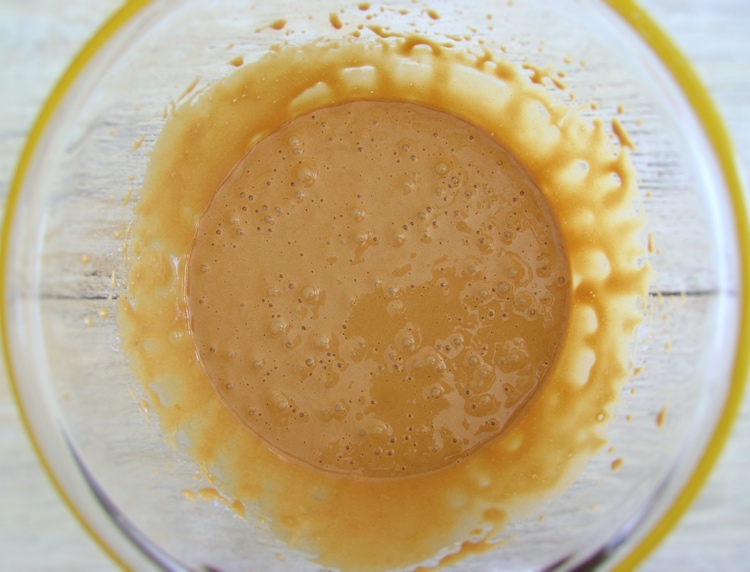 Massa de queques de açúcar mascavado e mel numa taça de vidro