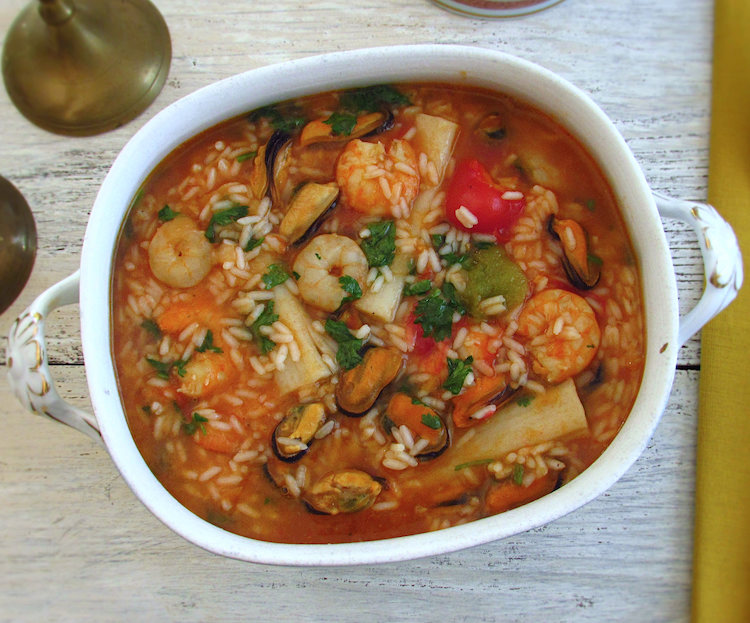 Seafood rice on a tureen